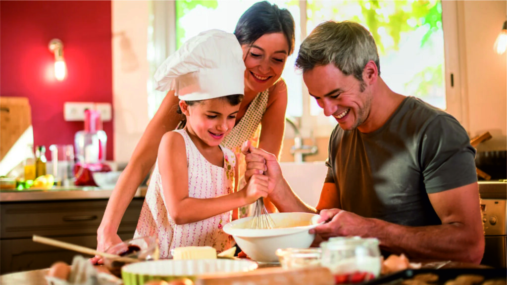 En familia preparando postre