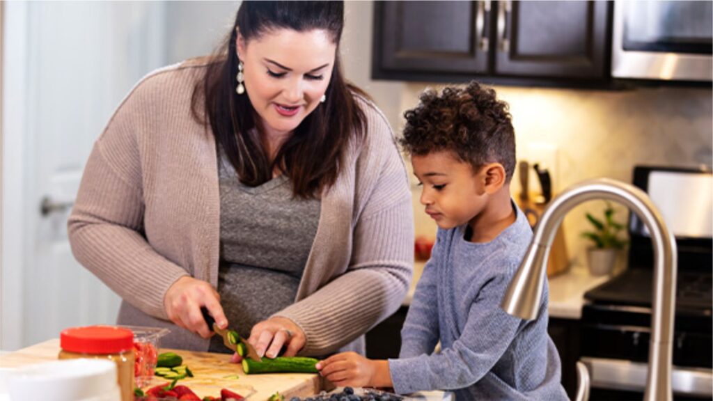 Hijo ayudando en cocina