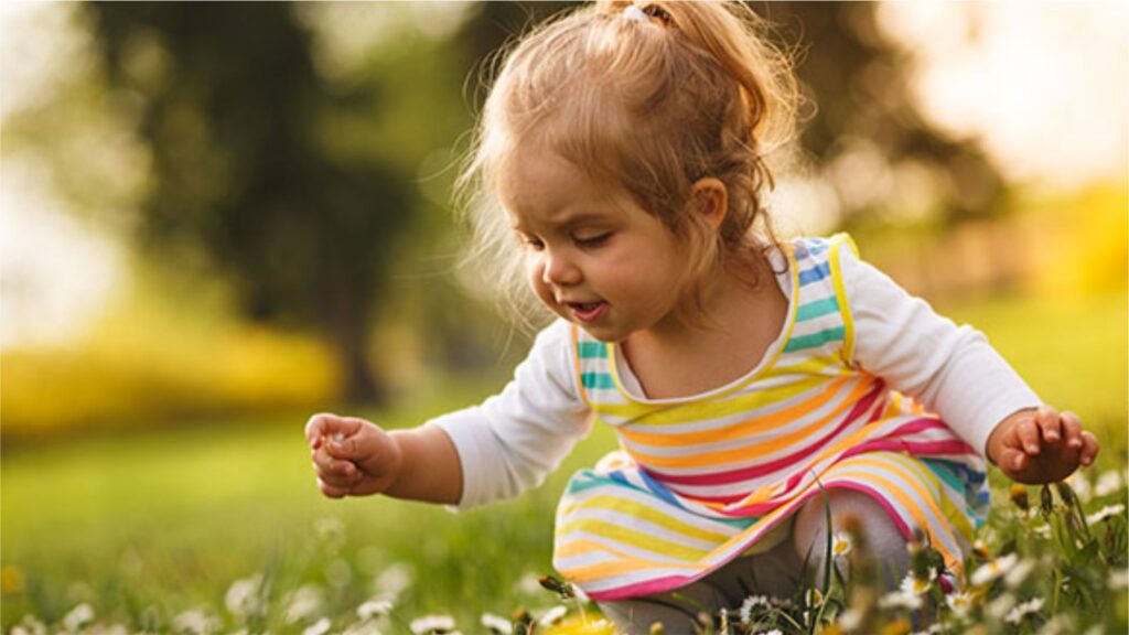 Niña jugando