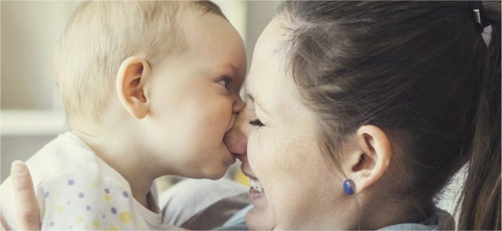 Niño mordiendo a mamá